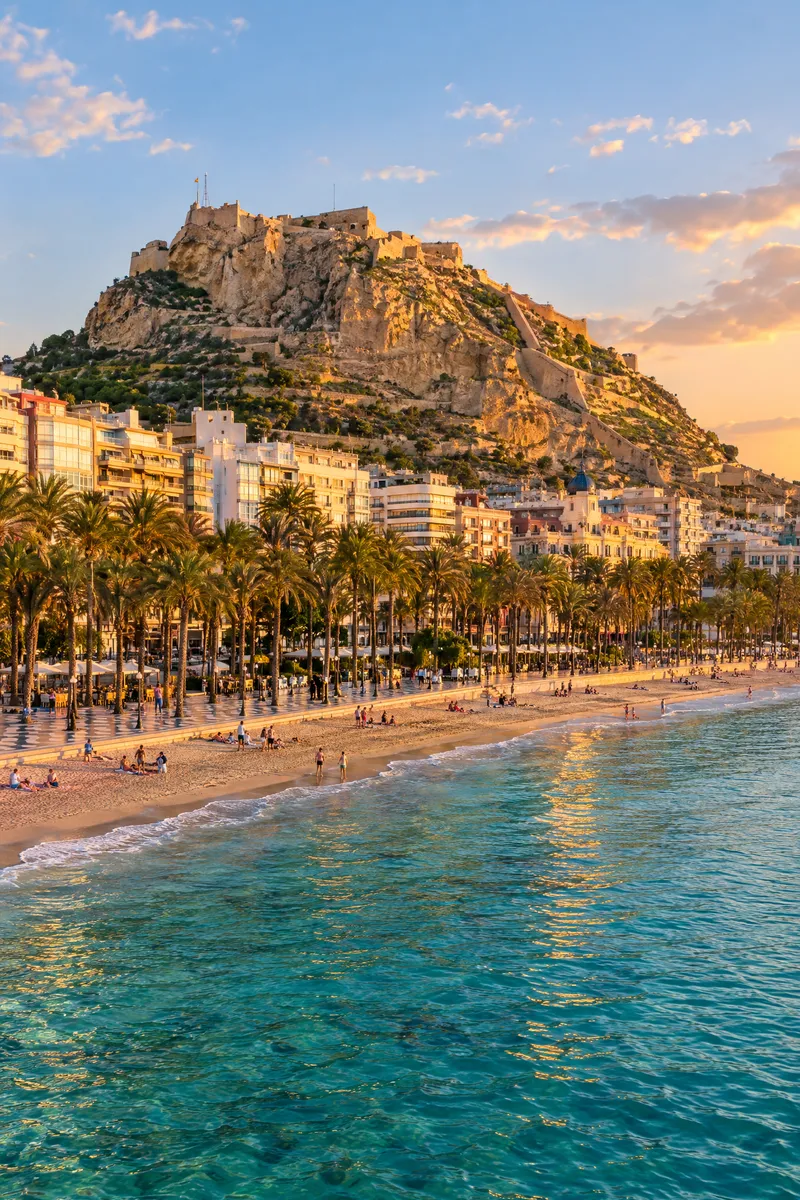 Castillo de Santa Bárbara sobre la playa del Postiguet y la Explanada de Alicante