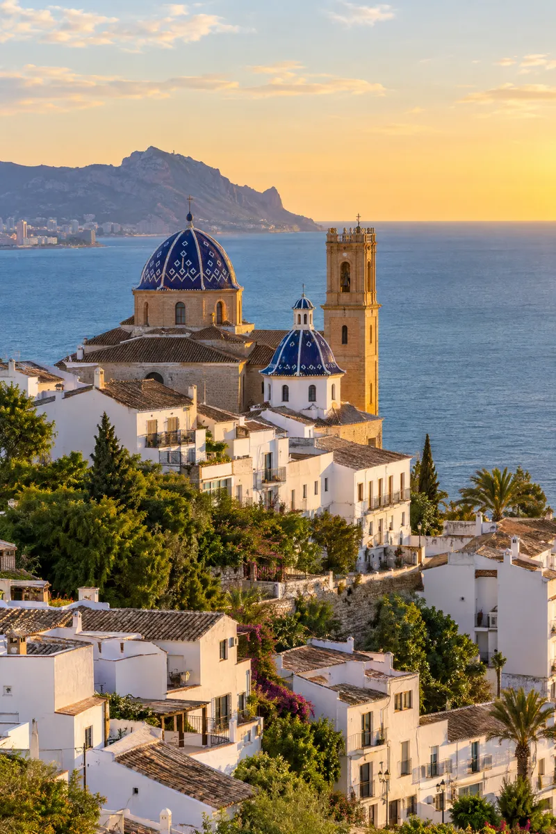 Casco antiguo blanco de Altea con las cúpulas azules de la iglesia del Consuelo