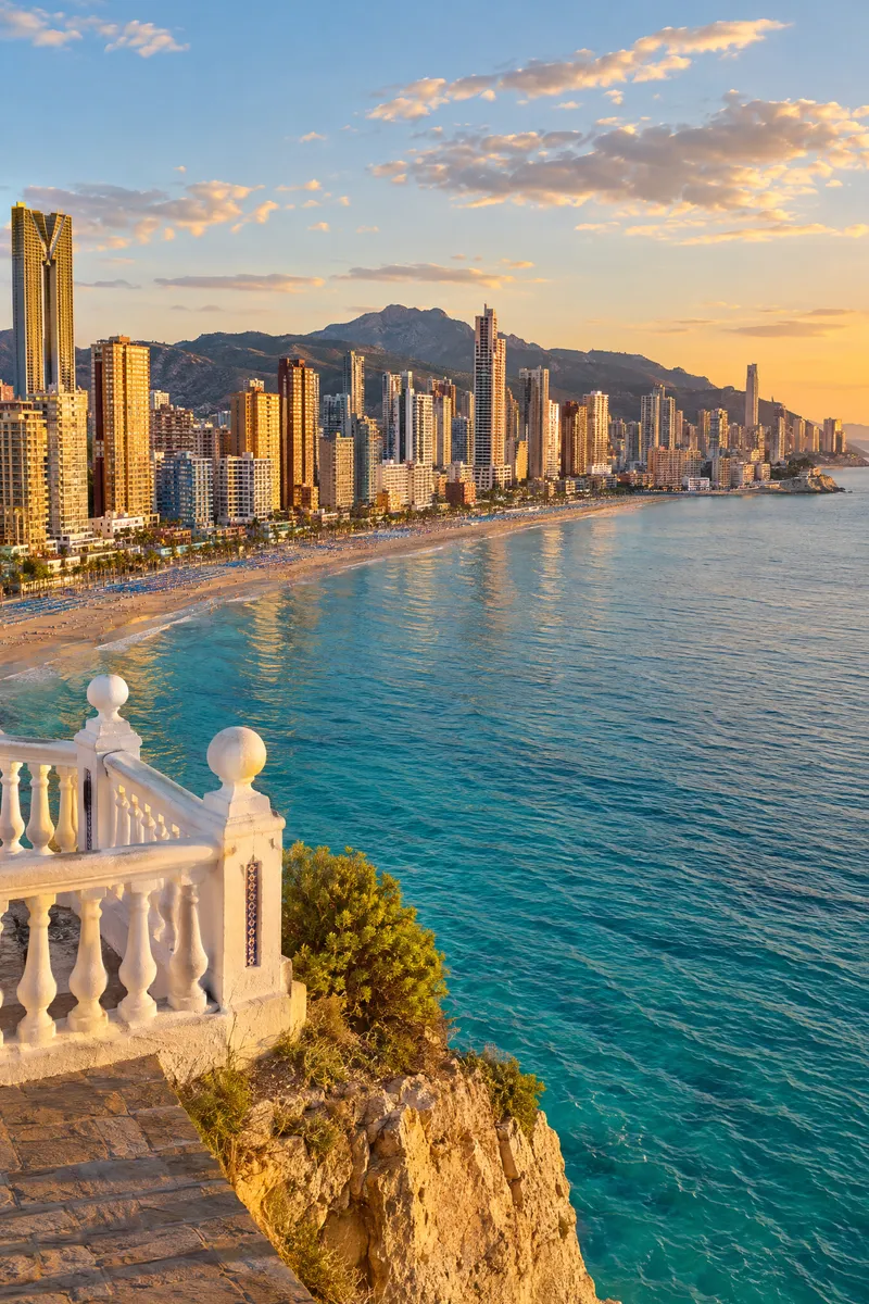 Rascacielos de Benidorm y la playa de Levante desde el Balcón del Mediterráneo