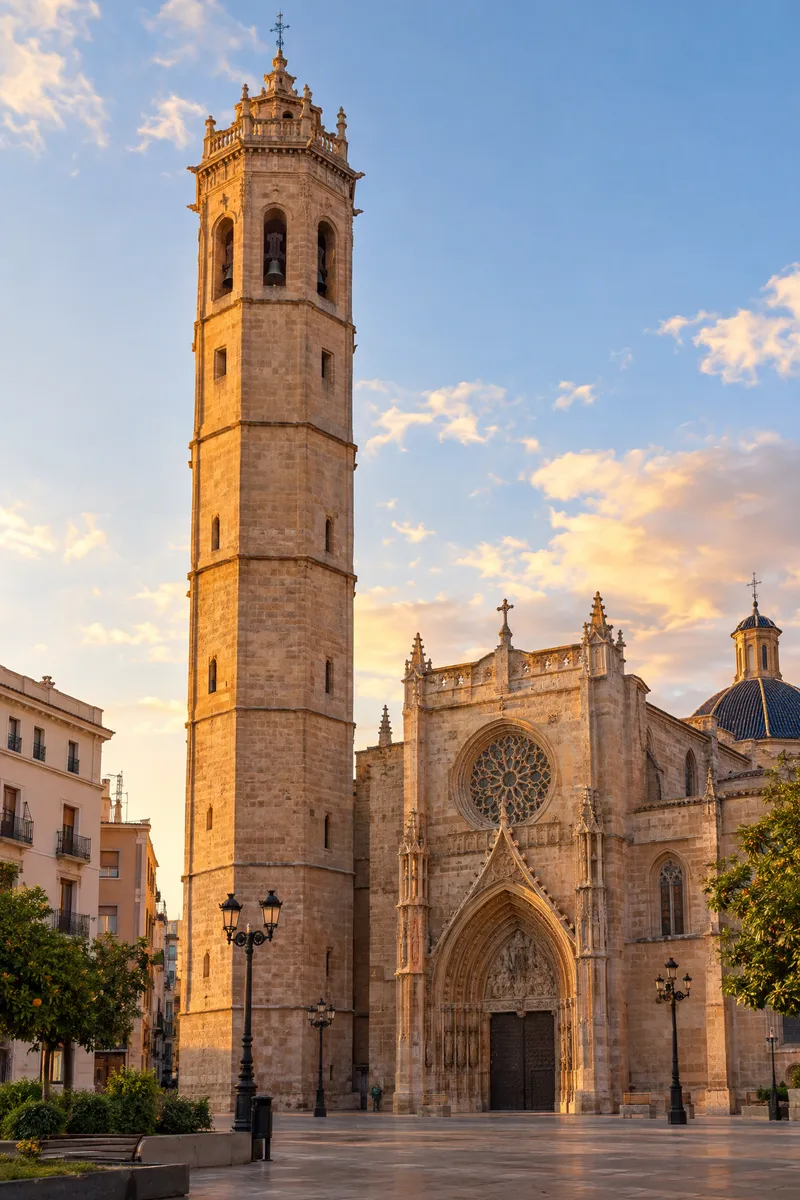 Campanario del Fadrí junto a la concatedral de Santa María en Castellón